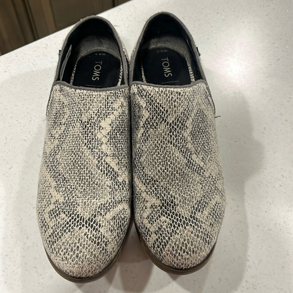Great pair of Tom Shaye Snake Skin look slip-ons